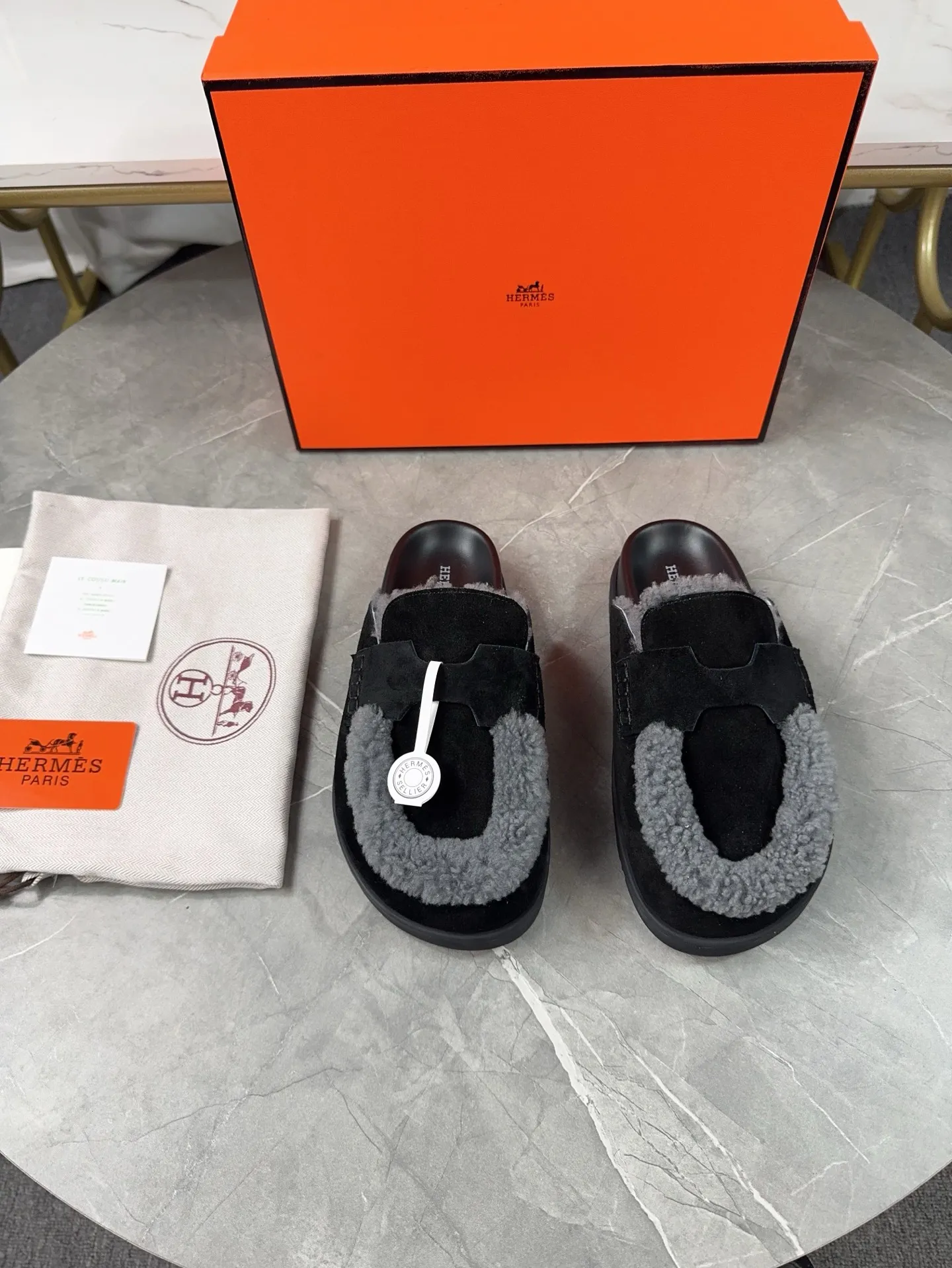 p460🐮🐮HERMES Birkenstock Mules🍬 Spring and summer really need versatile slippers. They have a casual and high-end feel, and the comfort is also great. The large toe design adds a playful feel, and the slip-on design is convenient and practical to wear. 🌷Upper: original high mercerized cow velvet 🌷Inner lining: wool 🌷Outsole: original TPU water platform + rubber film combination 🌷Number of sizes: women's size 35-40 (40-41 -42 is not returnable) men's size: 38-45 (45 is not returnable)